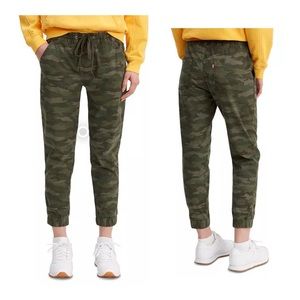 Levi’s Women’s Camouflage Jet Set Taper Pants Size Small NWT